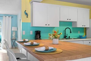 Fridge, microwave, oven, stovetop - Beautiful Heated Pool, 10 min to Beach & IMG (Bradenton)