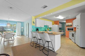 Fridge, microwave, oven, stovetop - Beautiful Heated Pool, 10 min to Beach & IMG (Bradenton)