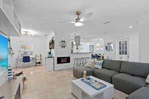 TV, fireplace, offices - New! Amazing Heated Pool, 12 min to Beach & IMG (Bradenton)