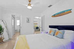 3 habitaciones, escritorio y tabla de planchar con plancha 