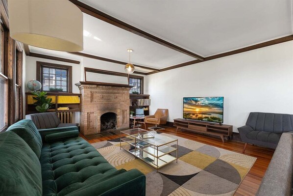 Smart TV, fireplace