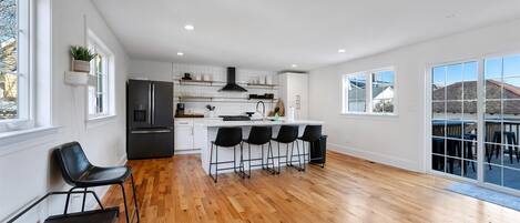 ثلاجة، فرن، غسالة أطباق، ماكينة لصنع القهوة/الشاي