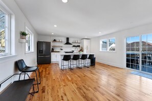 Fridge, oven, dishwasher, coffee/tea maker