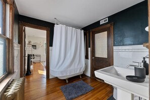 Een haardroger, shampoo