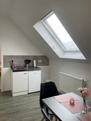 Stovetop, toaster, cookware/dishes/utensils, dining tables - Hotelzimmer in Wesseling Brühlerstr (Wesseling)