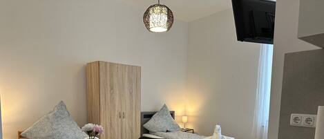 Tabla de planchar con plancha, wifi gratis y ropa de cama