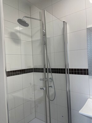 Basic Twin Room | Bathroom | Hair dryer, towels, shampoo, toilet paper - Hotelzimmer in Wesseling Brühlerstr (Wesseling)