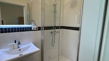 Hair dryer, towels, shampoo, toilet paper