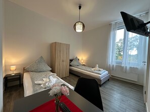 Iron/ironing board, free WiFi, bed sheets - Hotelzimmer in Wesseling Brühlerstr (Wesseling)
