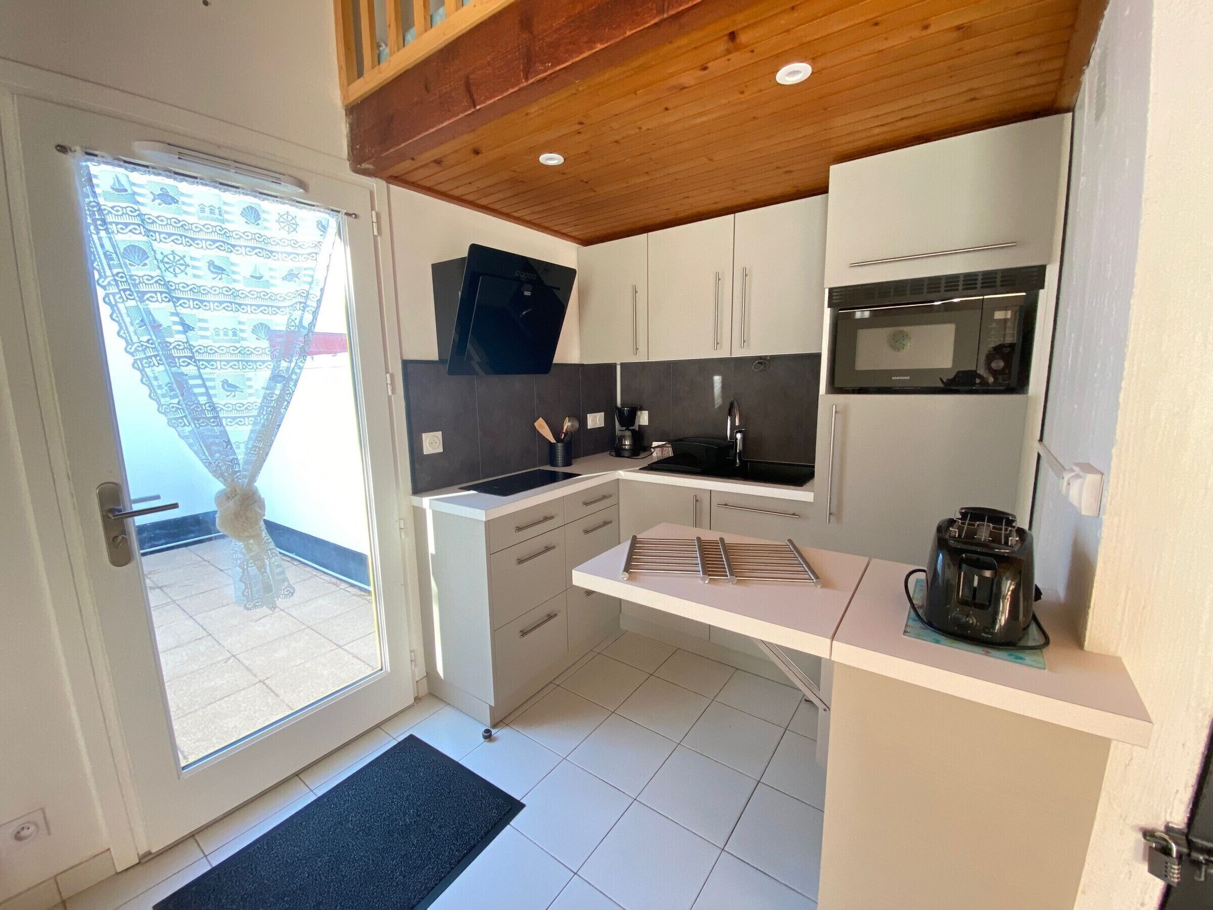 Microonde, piano cottura, macchina per tè/caffè, tostapane