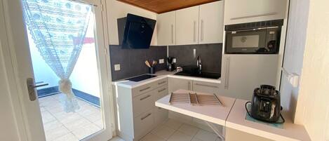 Microones, placa de cuina, cafetera i tetera i torradora