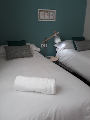2 chambres, fer et planche Ă repasser, draps fournis