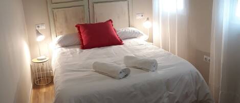 2 bedrooms, iron/ironing board, bed sheets