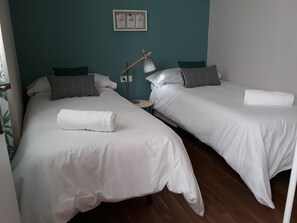 2 chambres, fer et planche Ă repasser, draps fournis