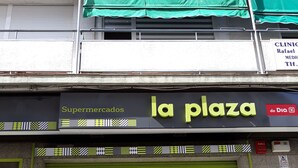 A storefront with a green shutter and a sign reading "la plaza". - Apartamento Centro Córdoba Alfa (Córdoba)