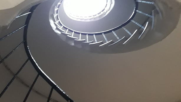 A spiral staircase with a central light fixture. - Apartamento Centro Córdoba Alfa (Córdoba)