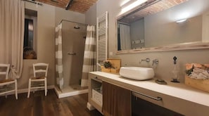 Douche, sĂšche-cheveux, bidet, serviettes fournies