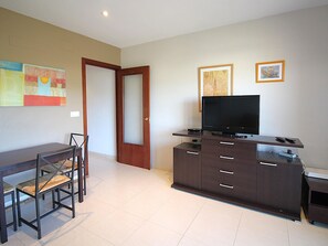 Interior - Cozy Apartment in Port Llançà: Beach Proximity, Mountain Views, Garage, and Wi-Fi! (Llançà)