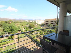 Outdoor dining - Cozy Apartment in Port Llançà: Beach Proximity, Mountain Views, Garage, and Wi-Fi! (Llançà)