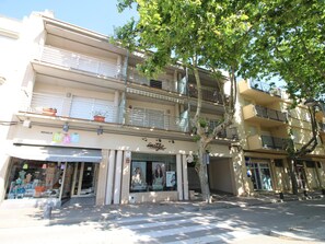 Exterior - Cozy Apartment in Port Llançà: Beach Proximity, Mountain Views, Garage, and Wi-Fi! (Llançà)