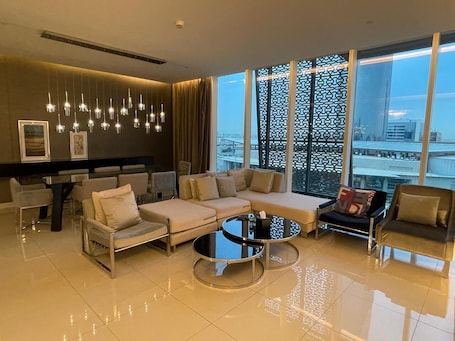 Apartamento superluxo | Área de estar | Smart TV 50 cm com canais digitais