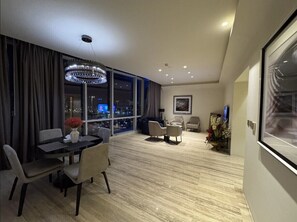 Luxury-Apartment | Hochwertige Bettwaren, Zimmersafe, Schreibtisch, Verdunkelungsvorhänge