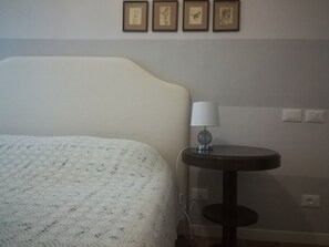 2 bedrooms, free WiFi, bed sheets - Family room with 2 double or twin rooms near the port and the Venice district. (Livorno)