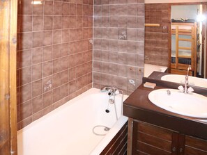 Bathroom - Quiet studio for 6, near shops and slopes, parking, pets allowed (Les Orres)