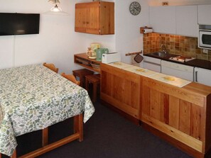 Fridge, microwave, dishwasher, coffee/tea maker - Quiet studio for 6, near shops and slopes, parking, pets allowed (Les Orres)
