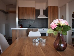 Kylskåp, ugn, spishäll och kaffe- och tebryggare