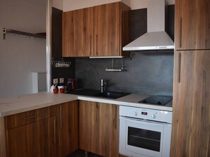 Réfrigérateur, four, plaque de cuisson, cafetière/bouilloire