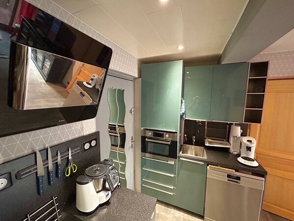 Fridge, microwave, dishwasher, coffee/tea maker - Perfectly Equipped Ground Floor Apartment - Close to Beach and Village - Argelès-sur-Mer (Argelès-sur-Mer)