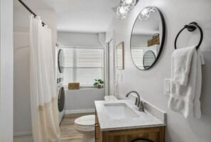 シャワー、ヘアドライヤー、タオル