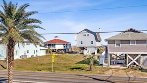 A residential area with houses on stilts, a road, and a palm tree. - Perfect for Projects, Travels, or Transitions (Fernandina Beach)