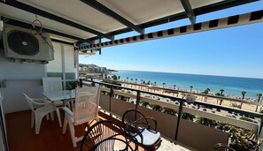 Outdoor dining - Seafront Apartment with Wifi in Salou (Salou)