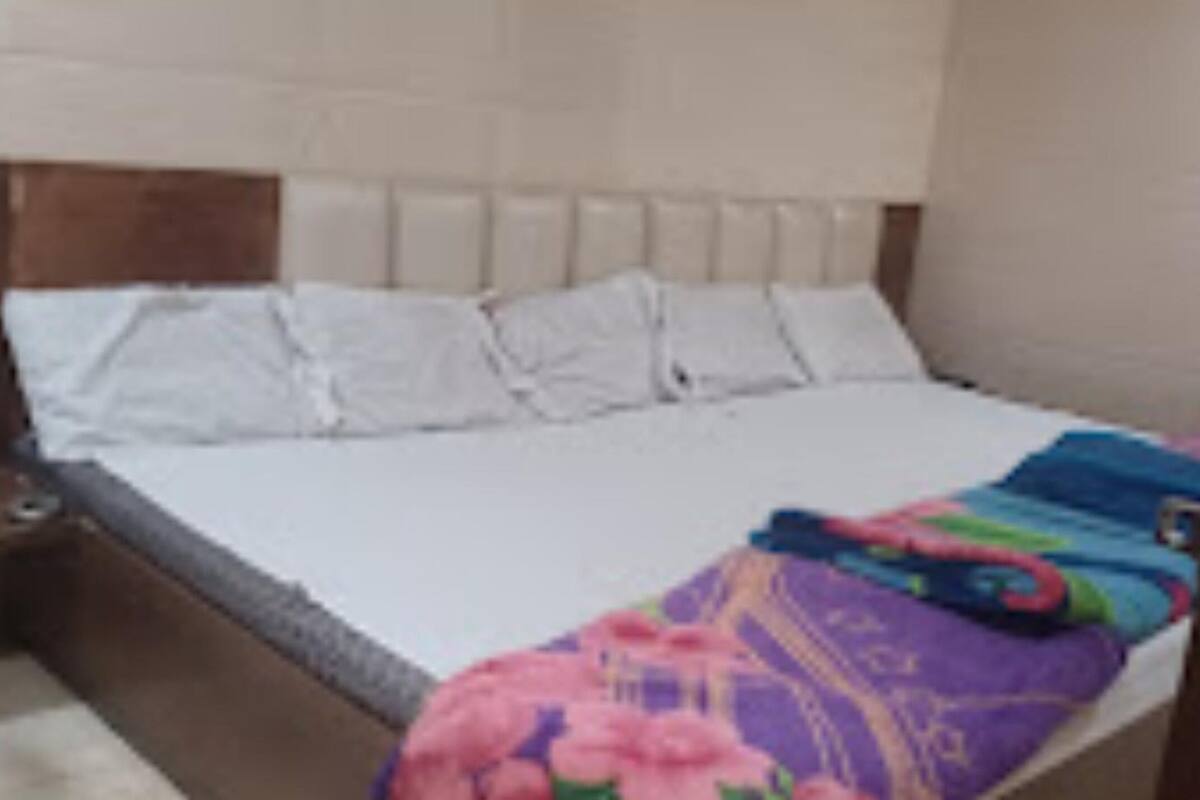 Habitación triple Deluxe, vistas a la ciudad | Wifi gratis y ropa de cama