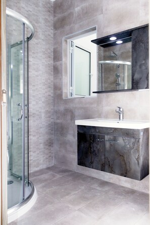 Chuveiro, secador de cabelo, toalhas de banho, sabonete