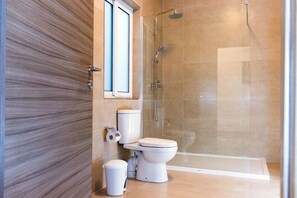 Een douche, een haardroger, handdoeken, zeep