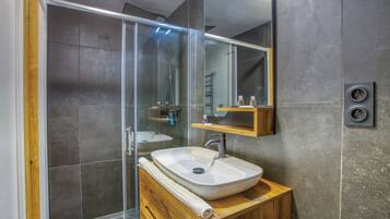 Serviettes fournies, papier toilette