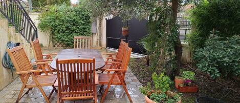 屋外ダイニングエリア