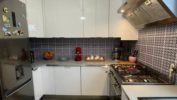 Fridge, microwave, oven, stovetop