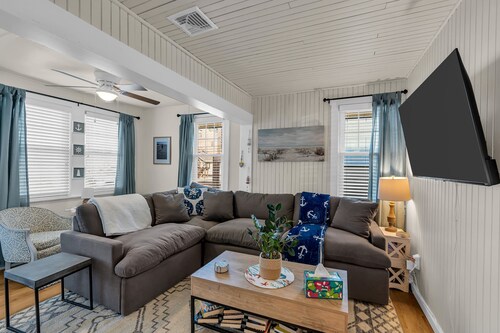 Entire Cottage. 2.5 blocks 2 beach. BBQ Grill. 4 beach badges.