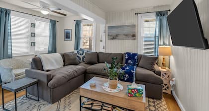 Entire Cottage. 2.5 blocks 2 beach. BBQ Grill. 4 beach badges.