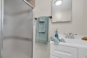 Douche, séchoir à cheveux, serviettes fournies, savon