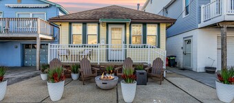 Entire Cottage. 2.5 blocks 2 beach. BBQ Grill. 4 beach badges.