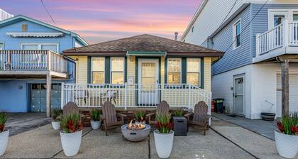 Entire Cottage. 2.5 blocks 2 beach. BBQ Grill. 4 beach badges.