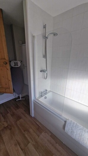 Ferienhaus | Badezimmer | Duschwanne, Komfortbadewanne, Haartrockner, Handtücher