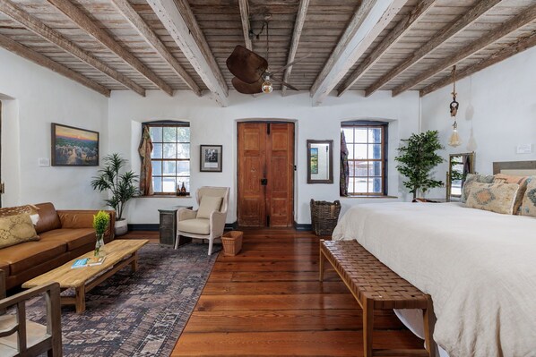 2 bedrooms, WiFi - Historic Rumpel Kammer - Steps to Main (Fredericksburg)