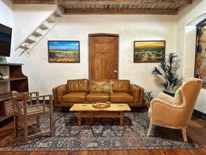 TV - Historic Rumpel Kammer | Compound (Fredericksburg)