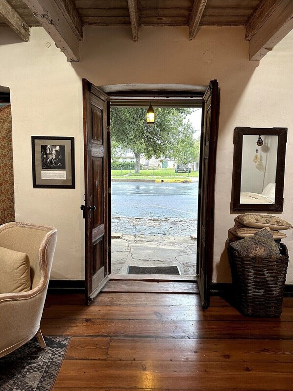 Interior - Historic Rumpel Kammer | Compound (Fredericksburg)